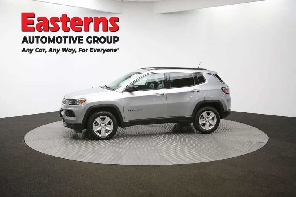 Used 2022 Silver Jeep Latitude image 55