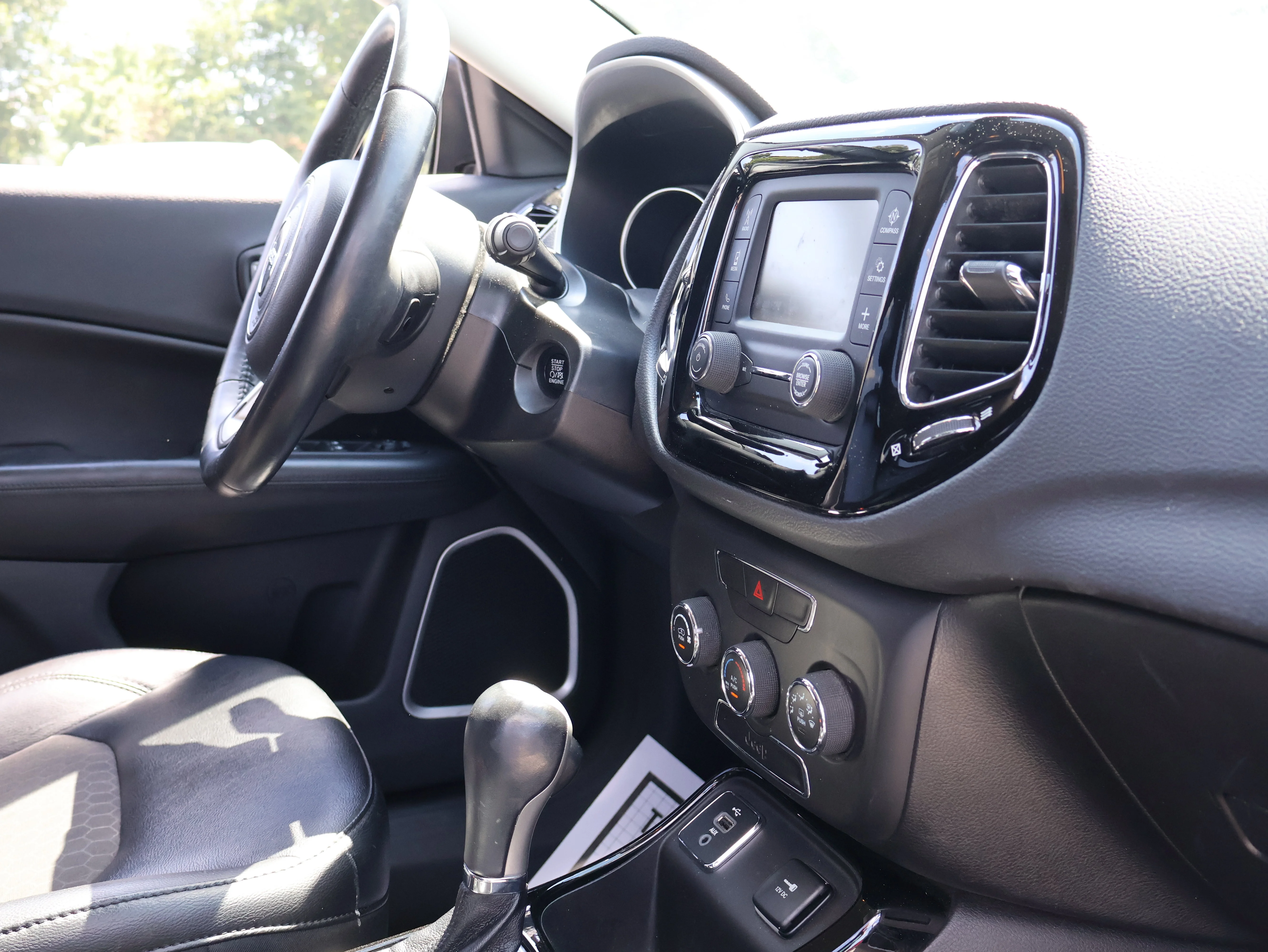 Used 2018 Granite Crystal Metallic Clearcoat Jeep Altitude image 10