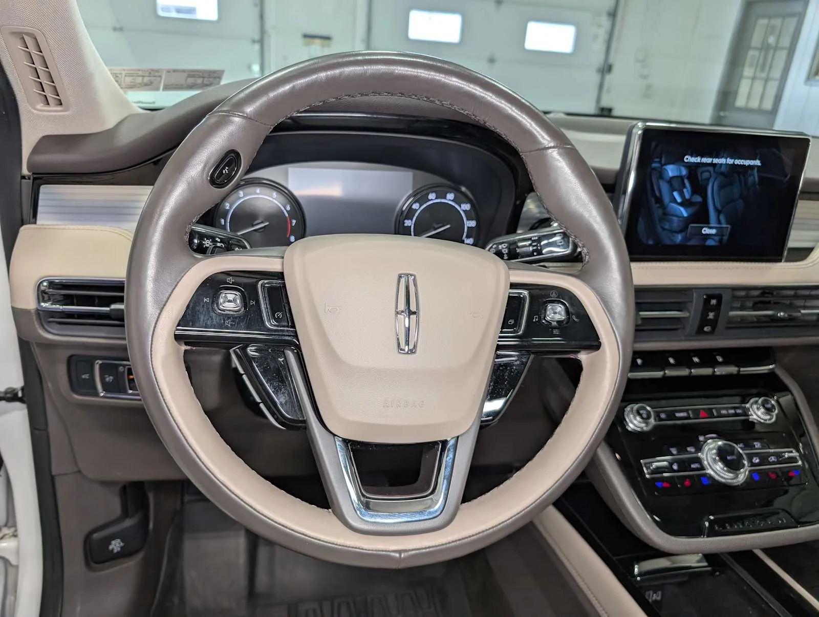 Used 2022 Pristine White Metallic Tri-Coat Lincoln Standard image 38