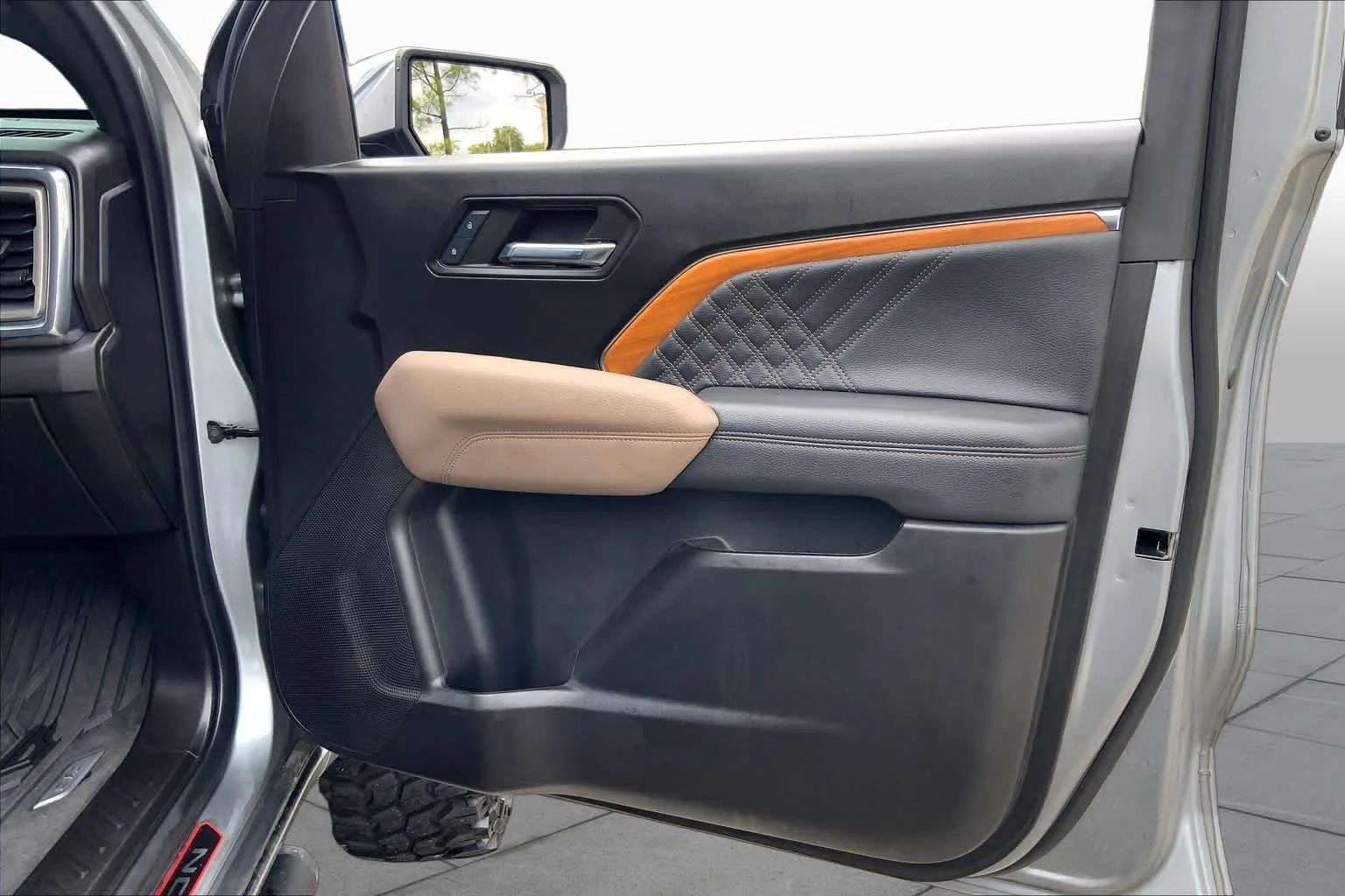 Used 2024 Sterling Metallic GMC 4WD Denali image 23