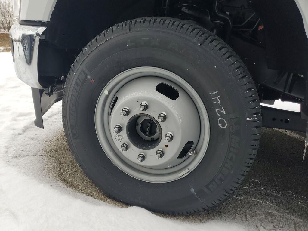 New 2025 Oxford White Ford F-350® XL image 38