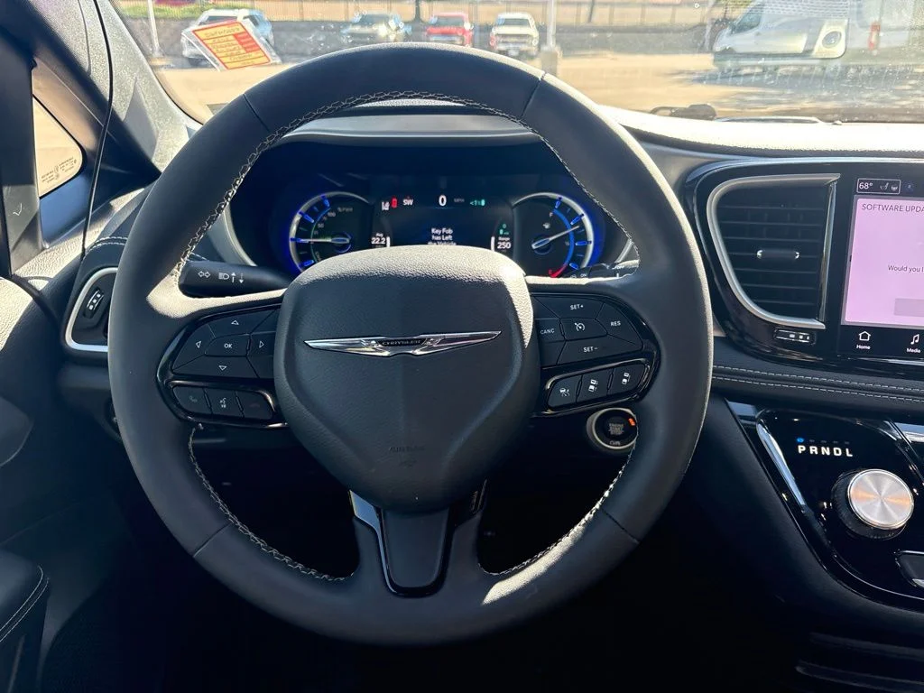Used 2023 Black Chrysler Touring L image 15