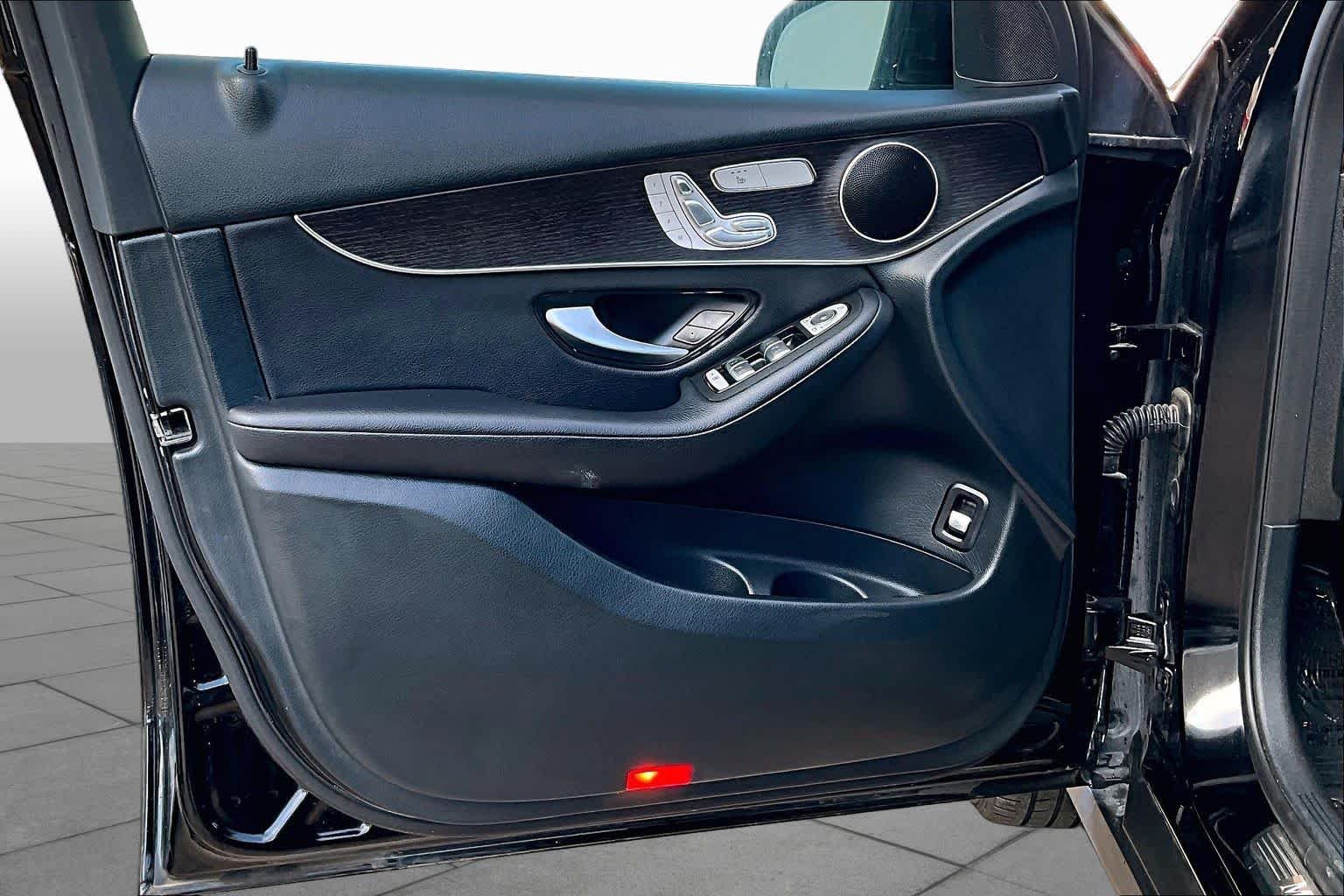 Used 2022  Mercedes-Benz GLC 300 image 21