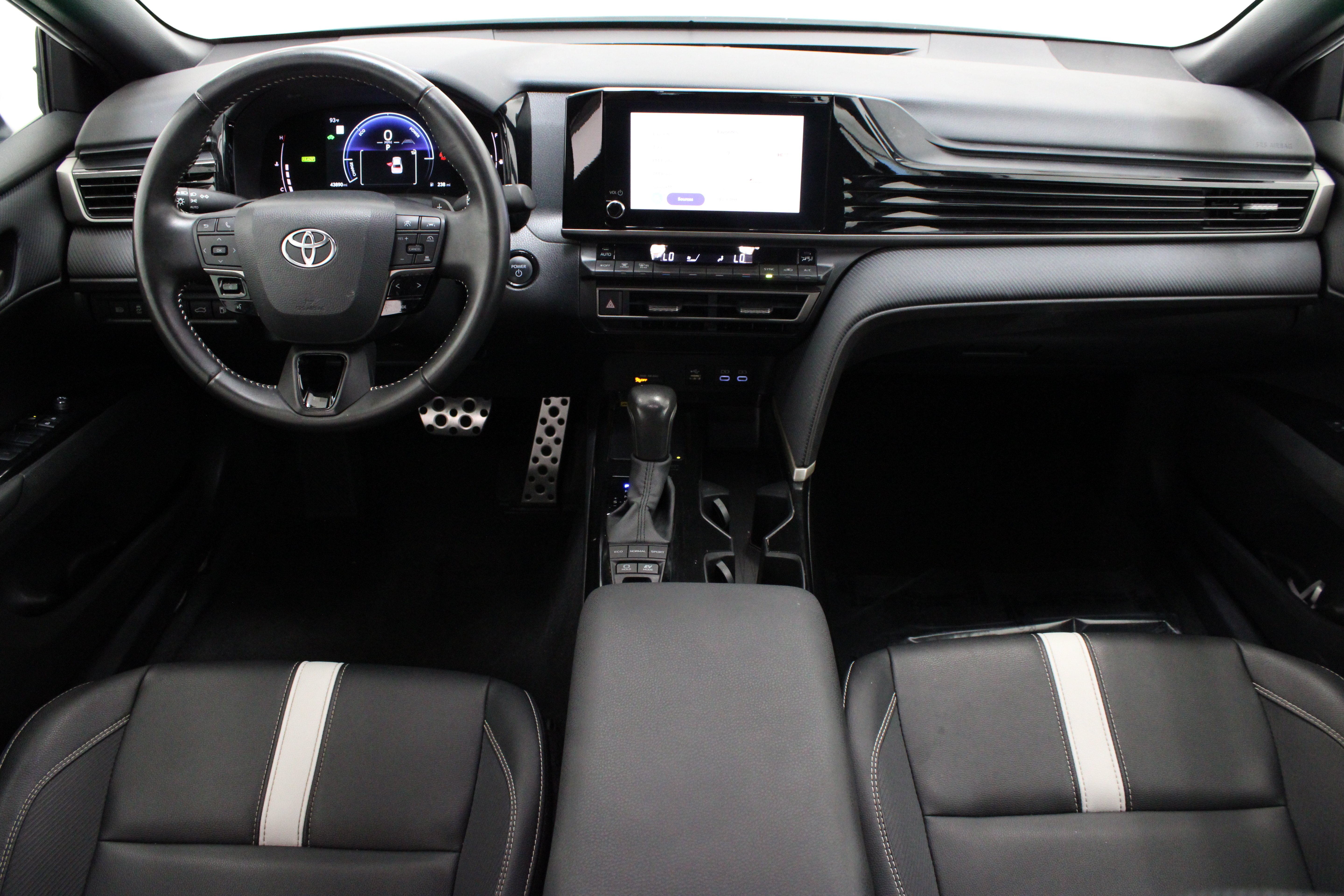 Used 2025 BLIZZARD PEARL Toyota SE image 29