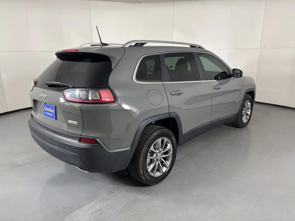Used 2021 Gray Jeep Latitude Lux image 8