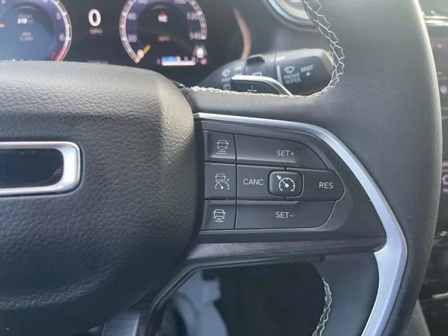 Used 2023  Jeep Limited image 18