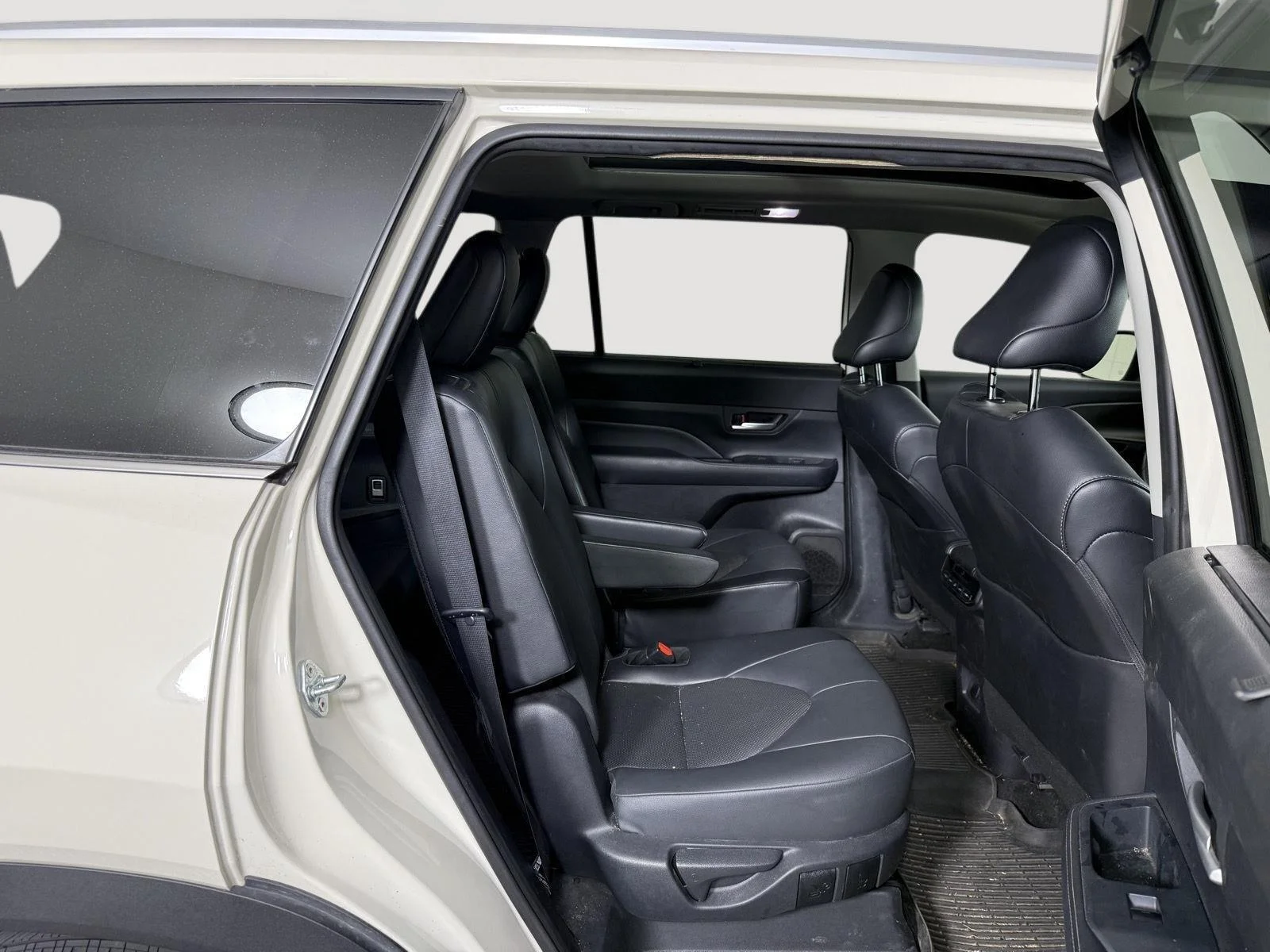 Used 2024 Coastal Cream Toyota XLE image 5