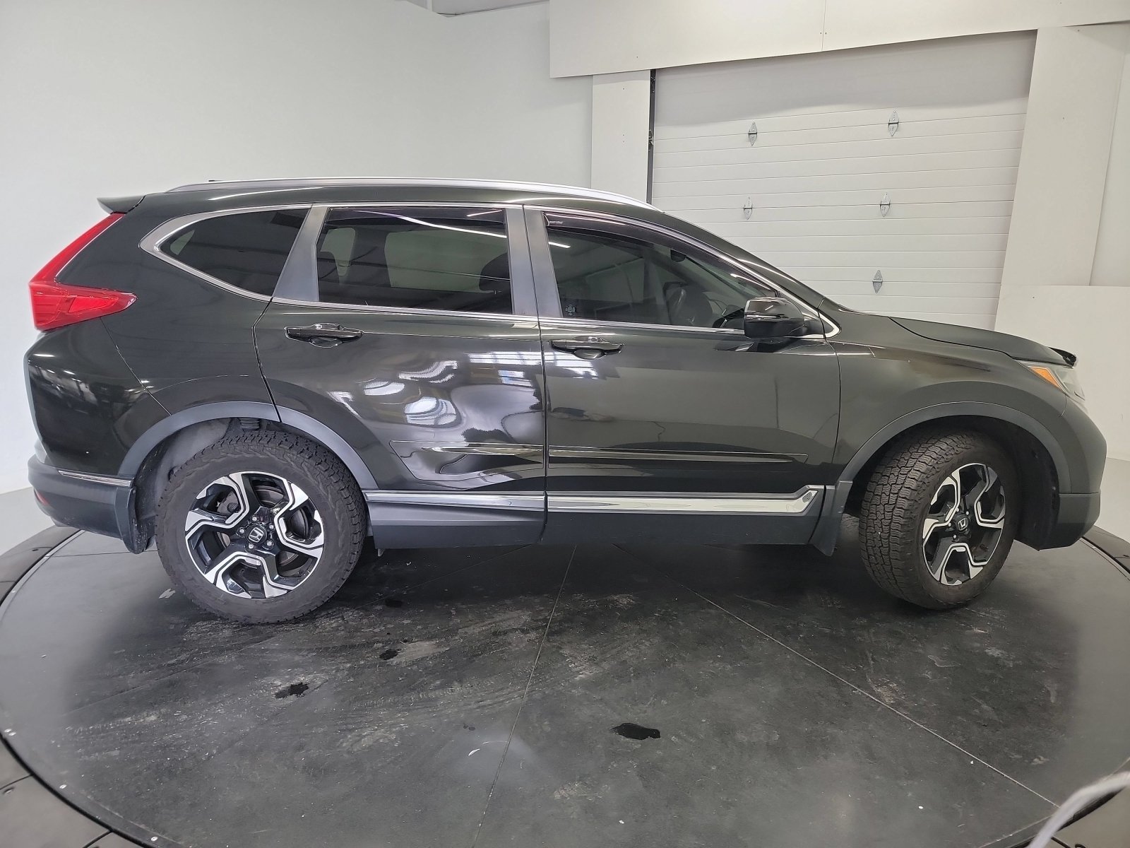 Used 2017 Crystal Black Pearl Honda Touring image 9