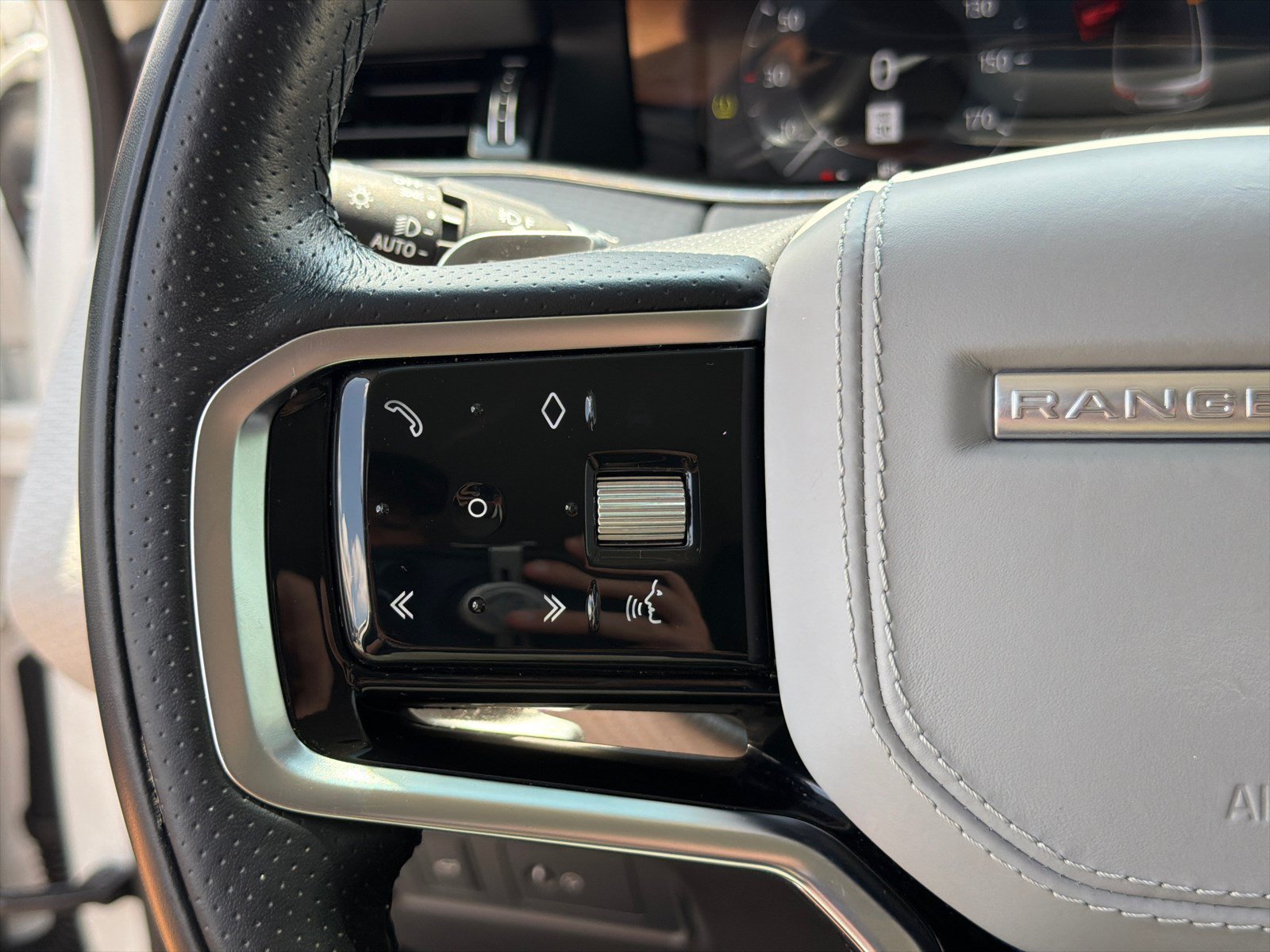 Used 2023 Fuji White Land Rover R-Dynamic S image 25