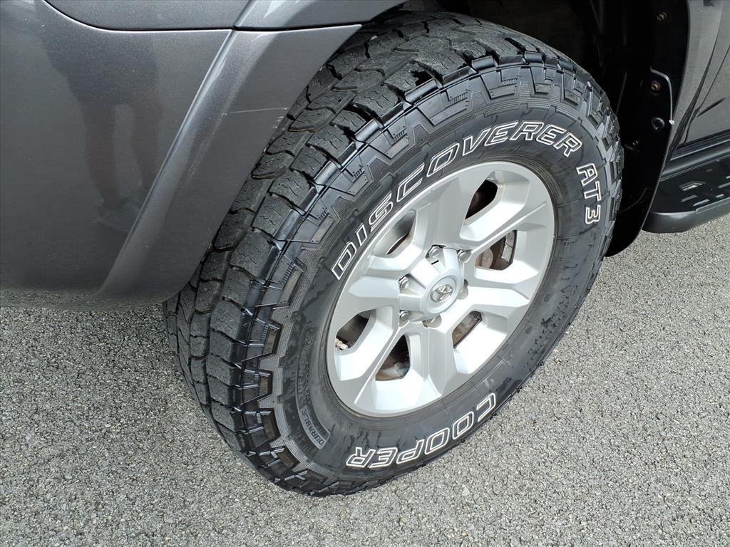 Used 2015 Magnetic Gray Metallic Toyota SR5 Premium image 10