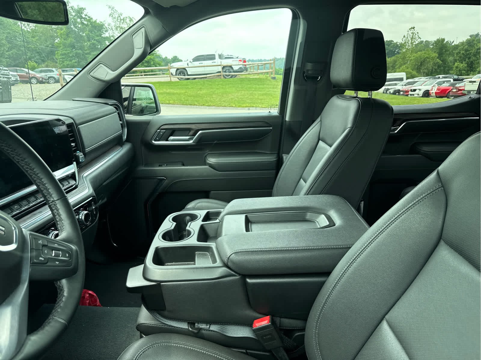 Used 2024 Onyx Black GMC SLT image 4