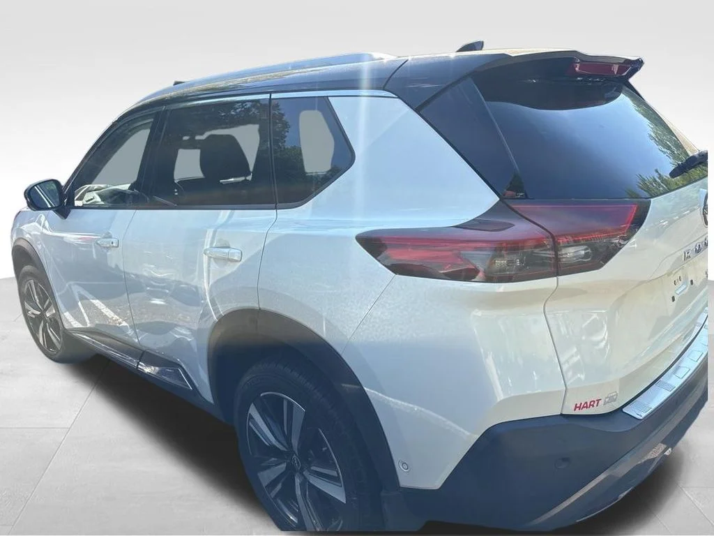 Used 2023 White Nissan SL image 16