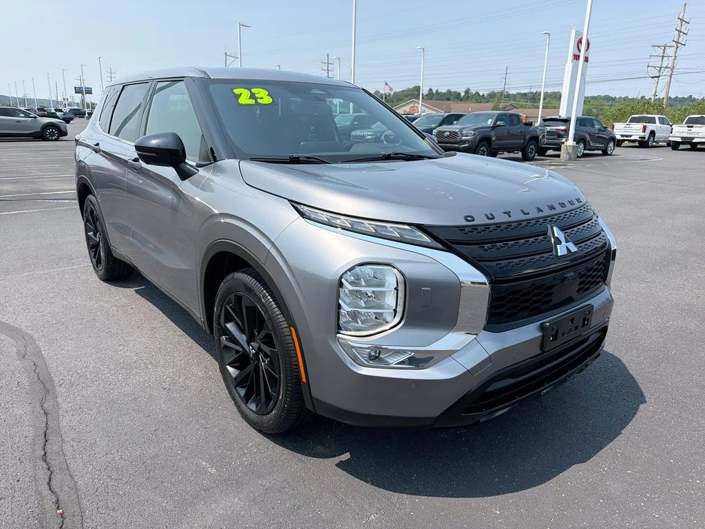 Used 2023  Mitsubishi SE Black Edition image 1