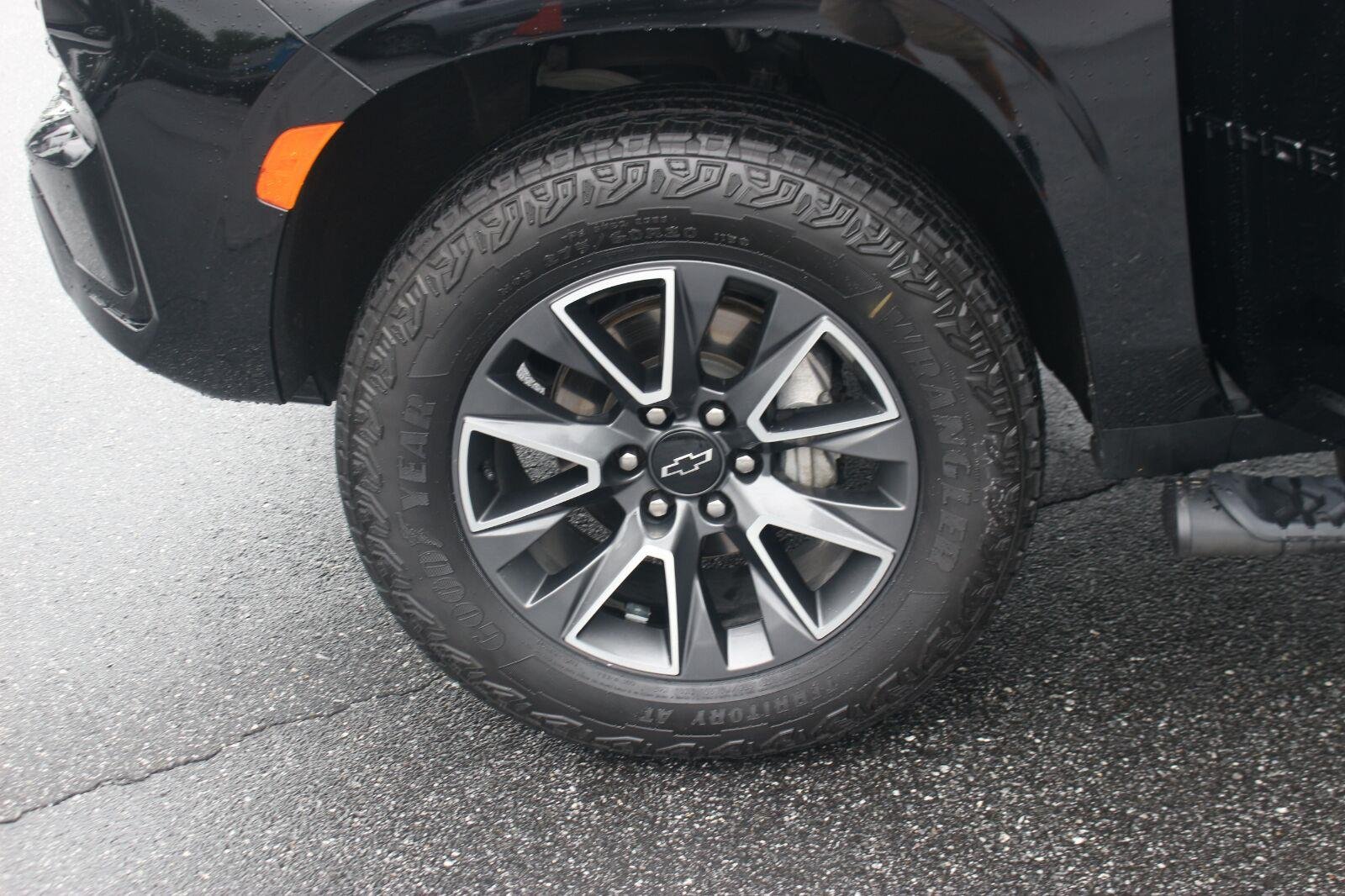Used 2024 Black Chevrolet Z71 image 46