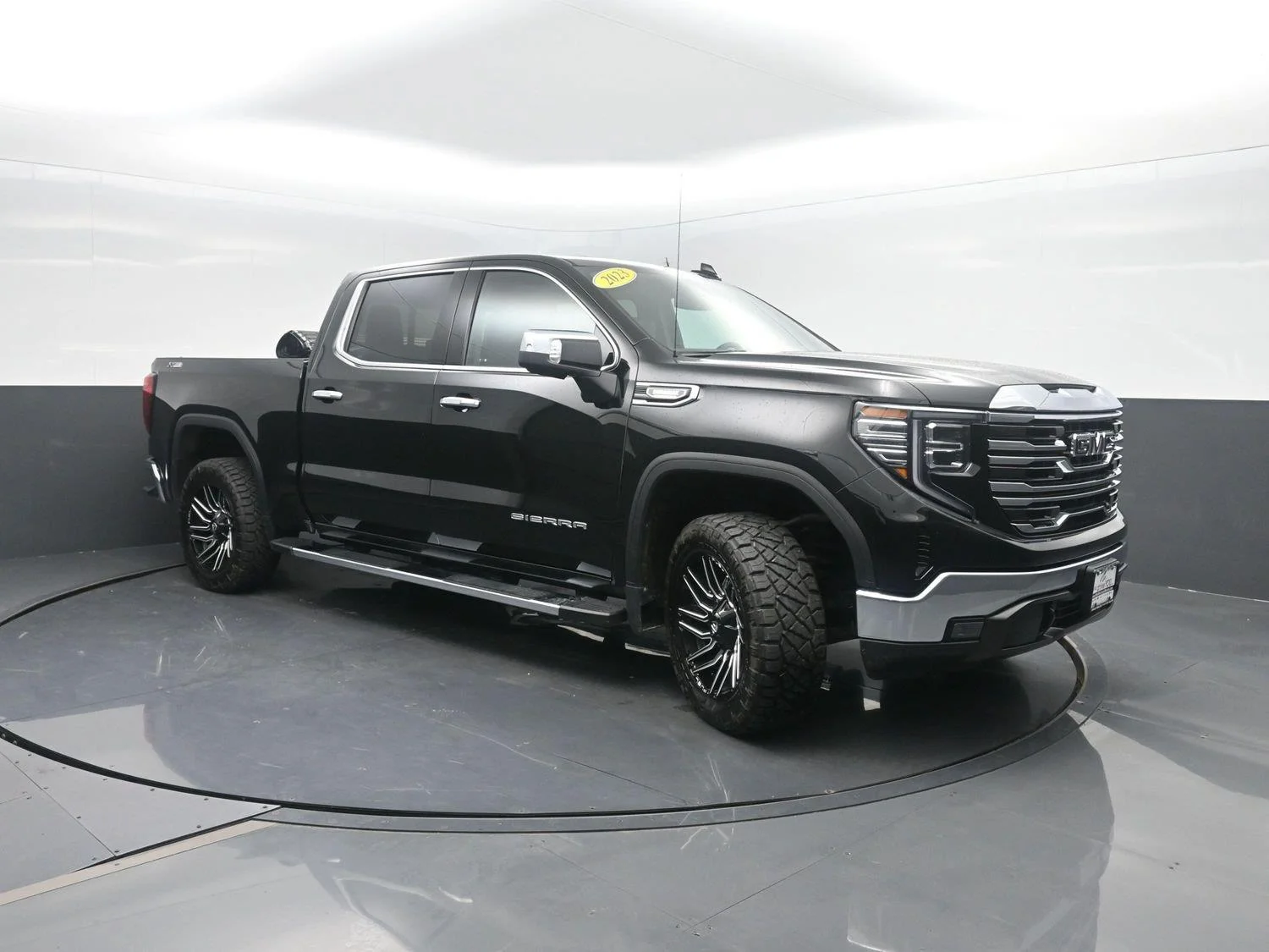 Used 2023 ONYX BLACK GMC SLT image 4
