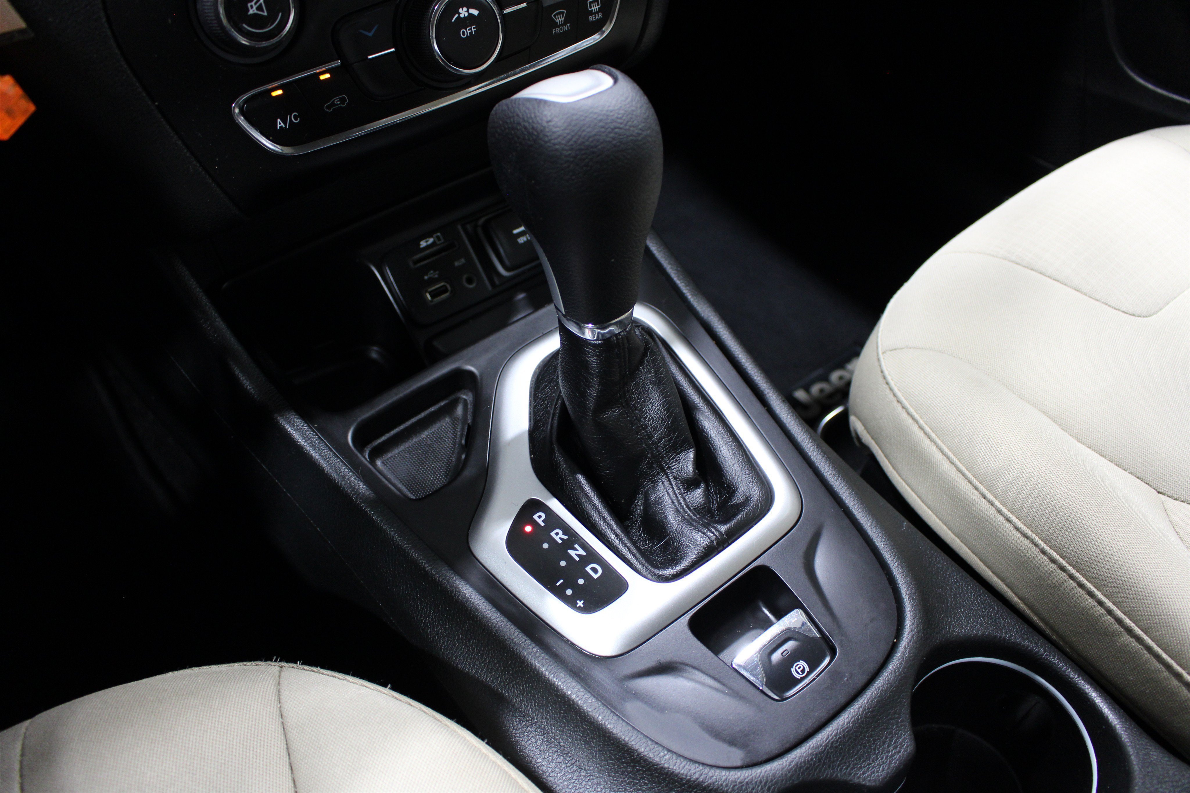 Used 2015 Granite Crystal Metallic Clearcoat Jeep Latitude image 18