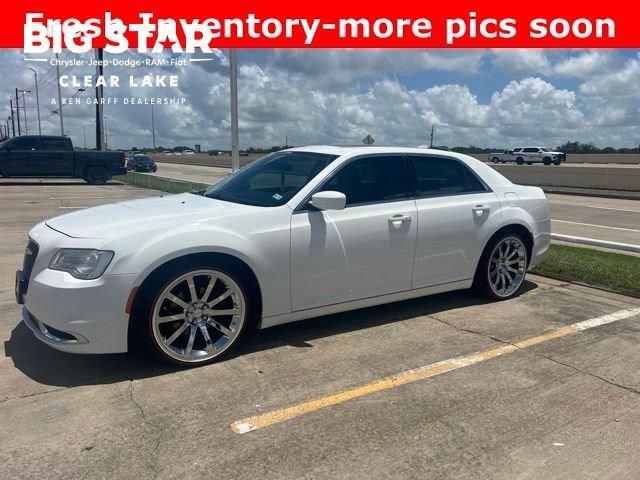 Used 2016 Bright White Clearcoat Chrysler Limited image 1