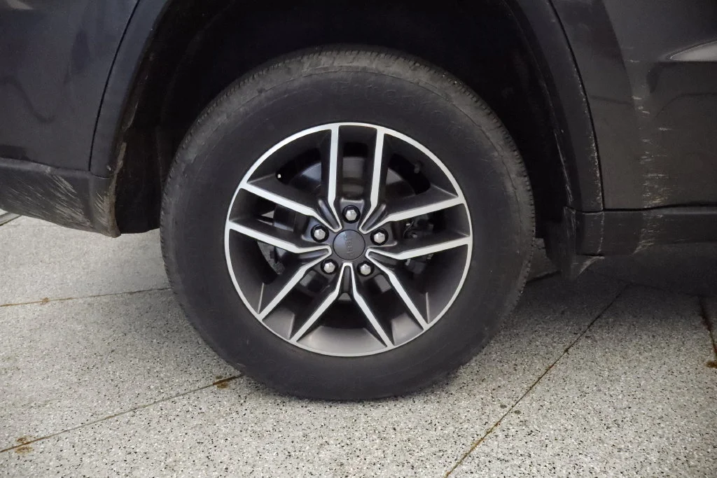 Used 2020 Gray Jeep Laredo image 4