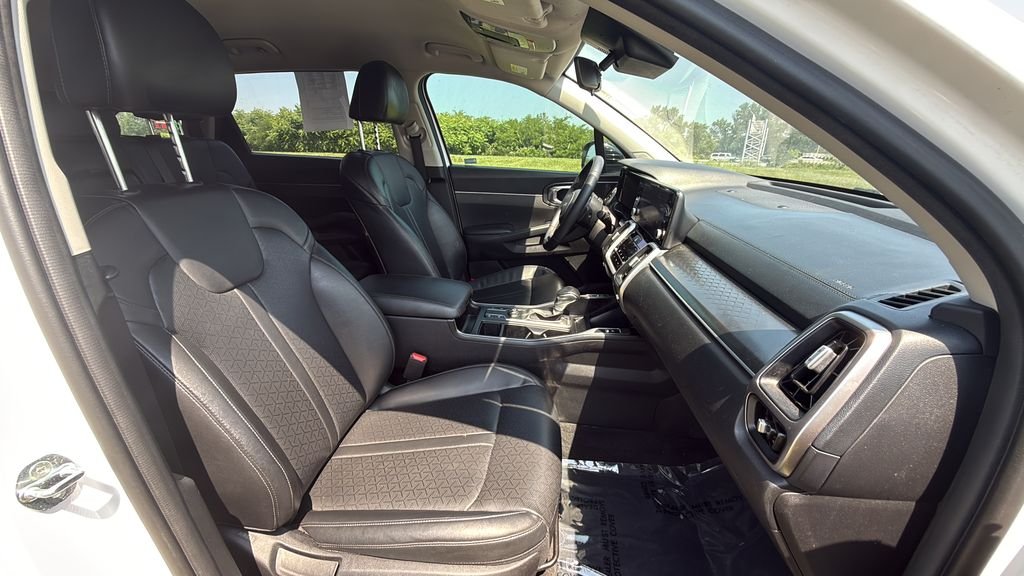 Used 2022 White Kia S image 40