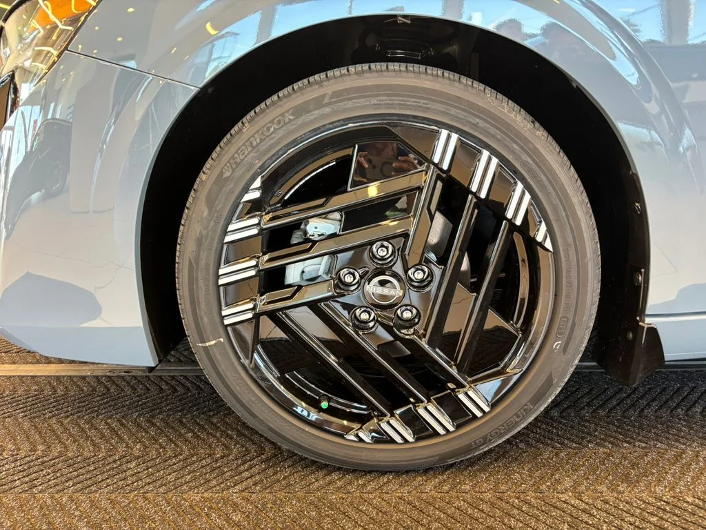 New 2026 Atlantic Gray Metallic / Super Black Two-tone Nissan SR image 12