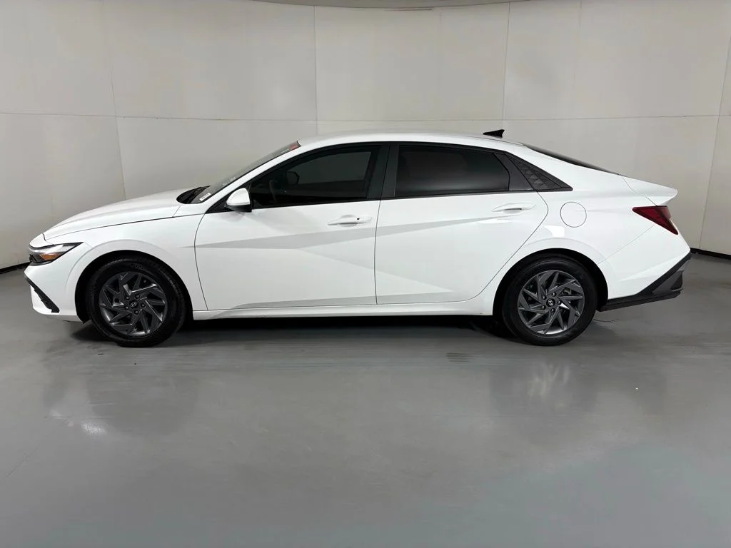 Used 2024 White Hyundai SEL image 5