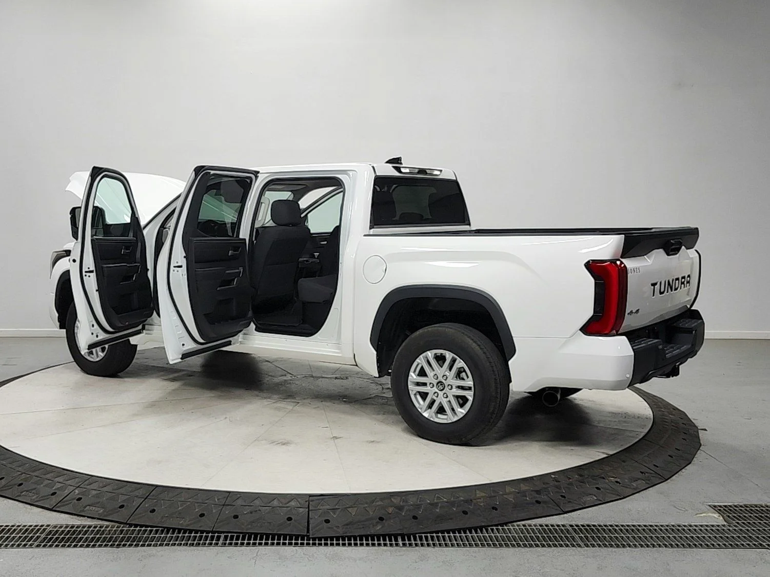 Used 2022 White Toyota SR5 image 13