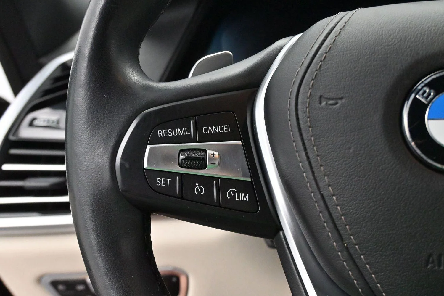 Used 2019 Arctic Gray Metallic BMW xDrive40i image 22