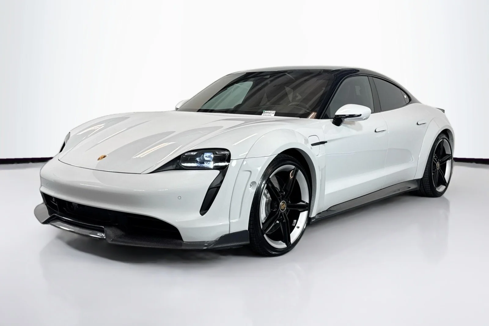 2022 Porsche Taycan Turbo's photo