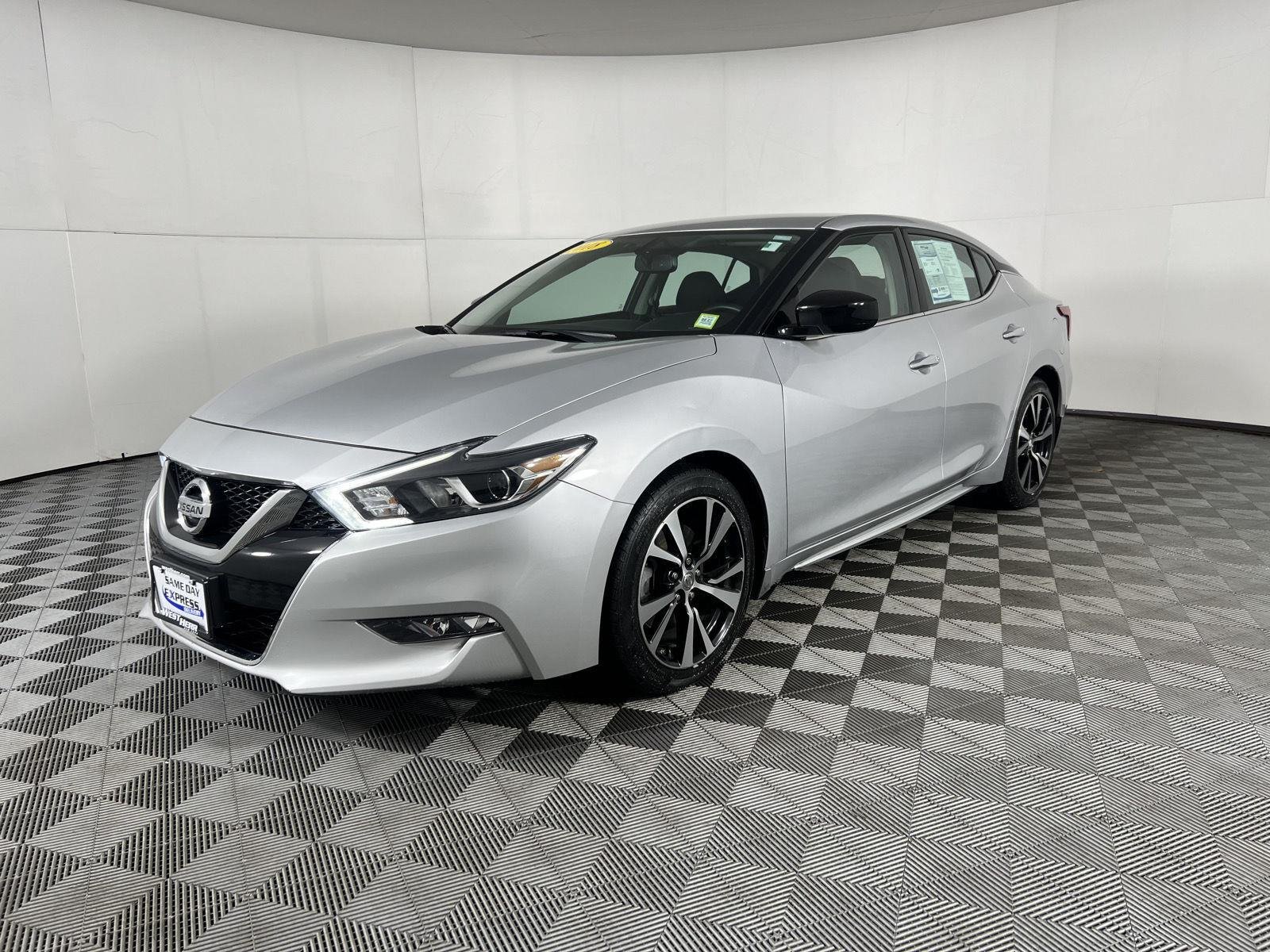 Used 2018 Brilliant Silver Nissan S image 18