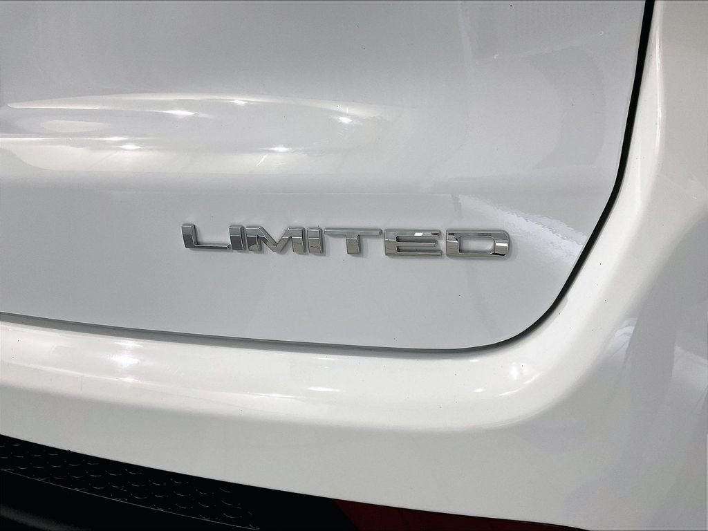Used 2022 Bright White Clearcoat Jeep Limited image 28