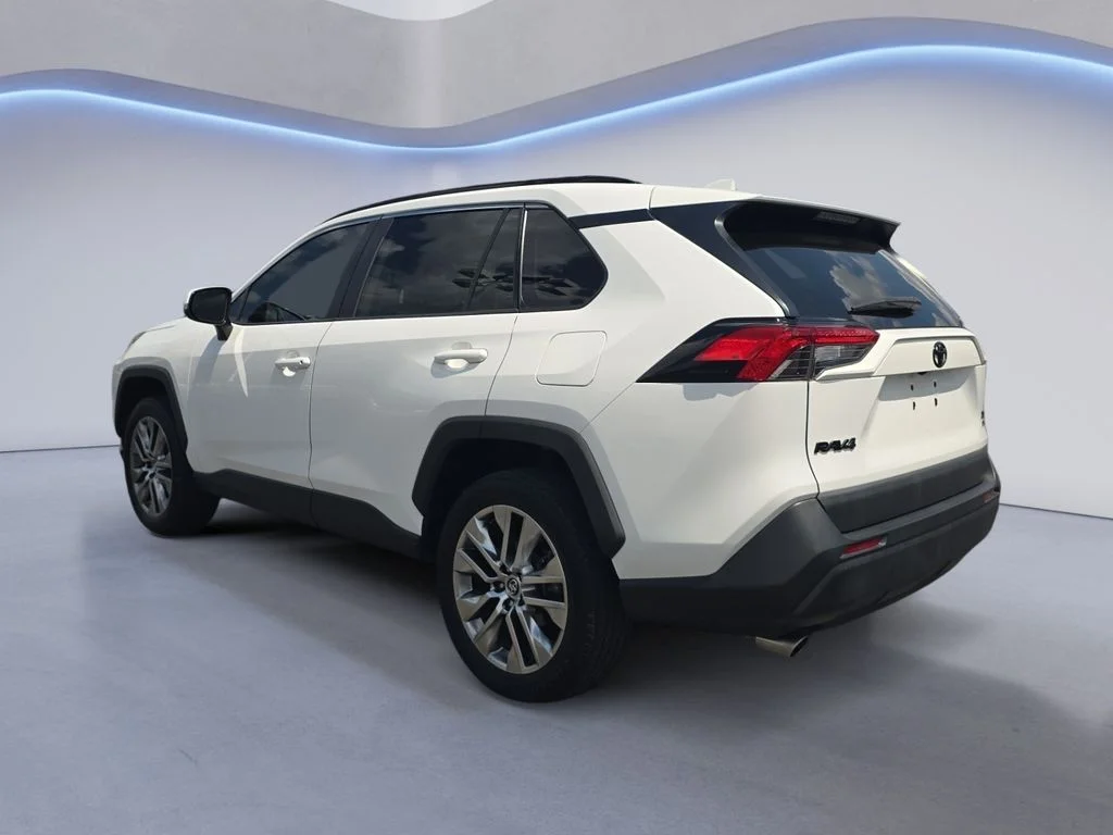 Used 2020 Super White Toyota XLE Premium image 3
