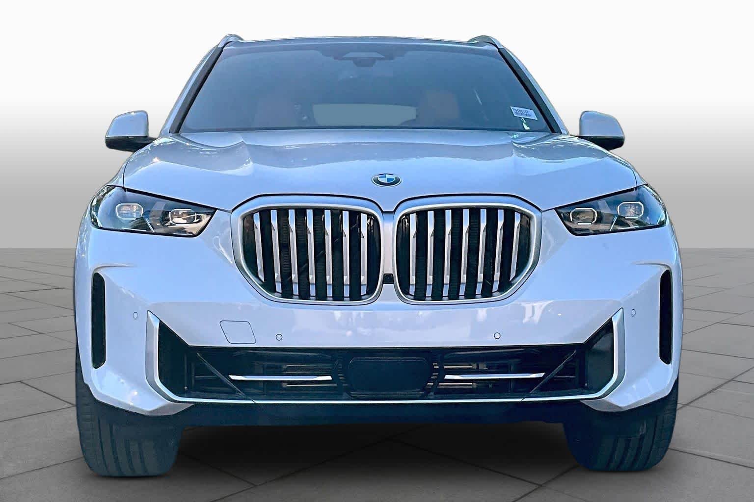New 2026 Mineral White Metallic BMW xDrive40i image 3