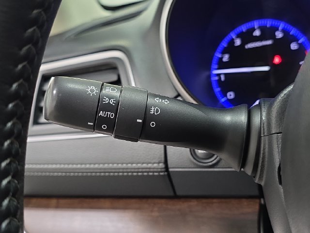 Used 2018 White Subaru 3.6R image 25