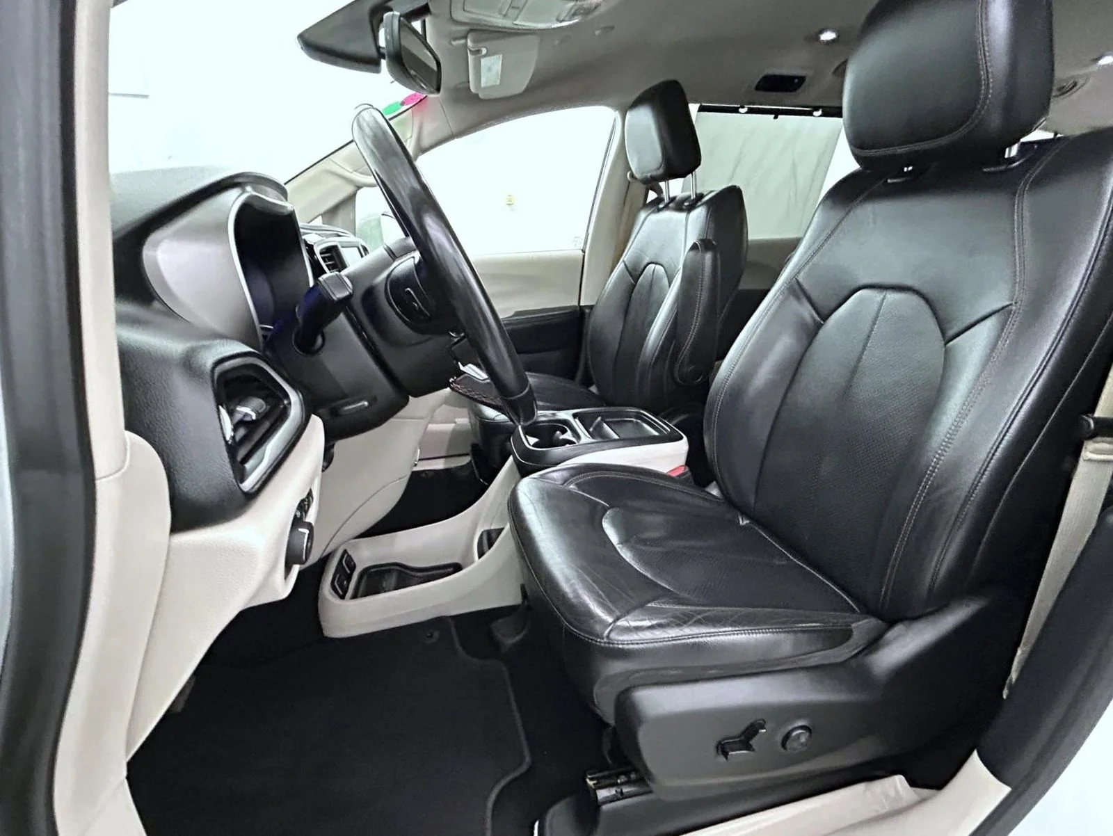 Used 2020 White Chrysler Touring L image 10