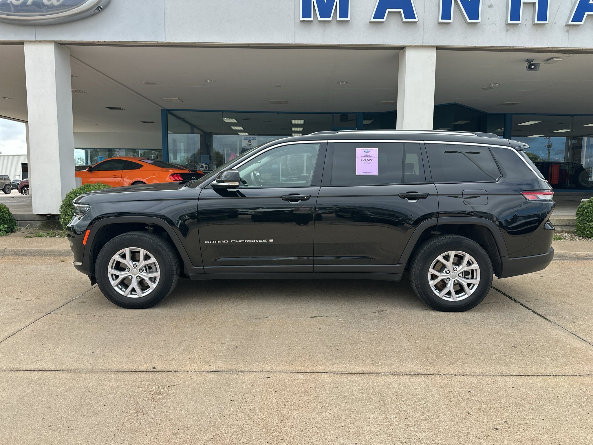 Used 2022 Diamond Black Crystal Pearlcoat Jeep Limited image 12
