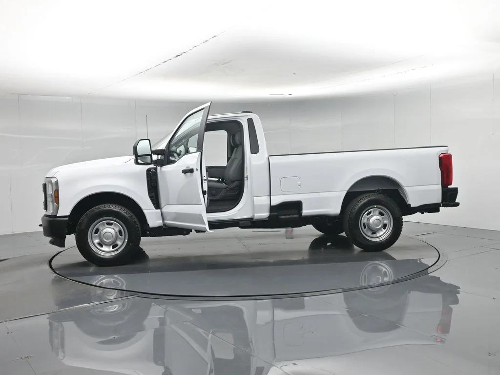 New 2027 Oxford White Ford XLT image 30