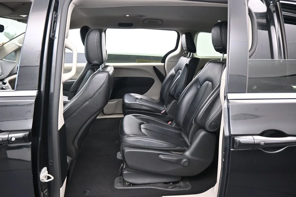 Used 2023 Brilliant Black Crystal Pearlcoat Chrysler Touring L image 28