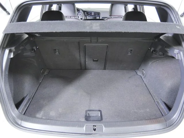 Used 2017 White Volkswagen SE image 17