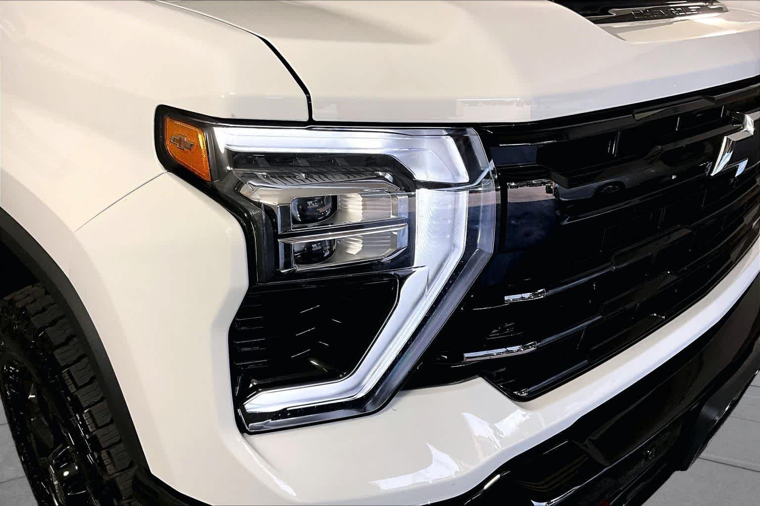 Used 2026 Summit White Chevrolet LT image 27