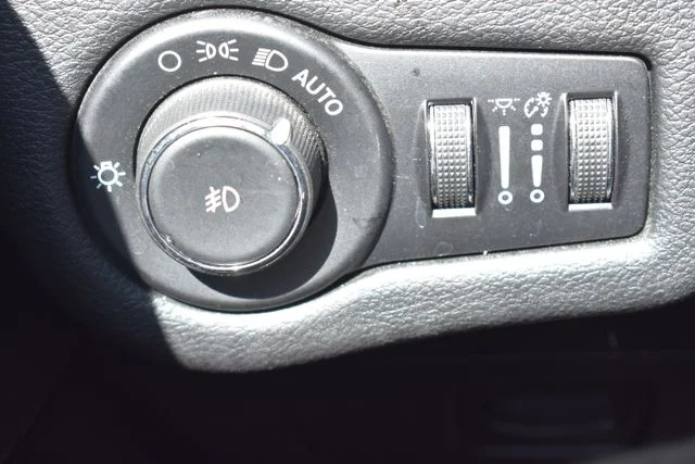 Used 2021 White Jeep Latitude Lux image 23