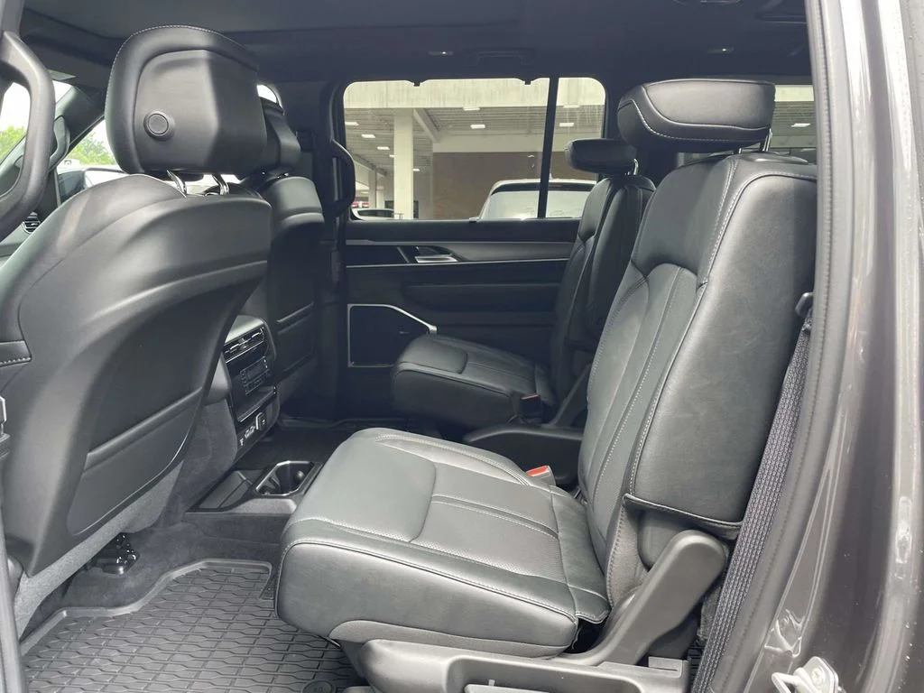 New 2026 Baltic-Gray Metallic Clear-Coat Exterior Paint Jeep Limited Reserve image 21