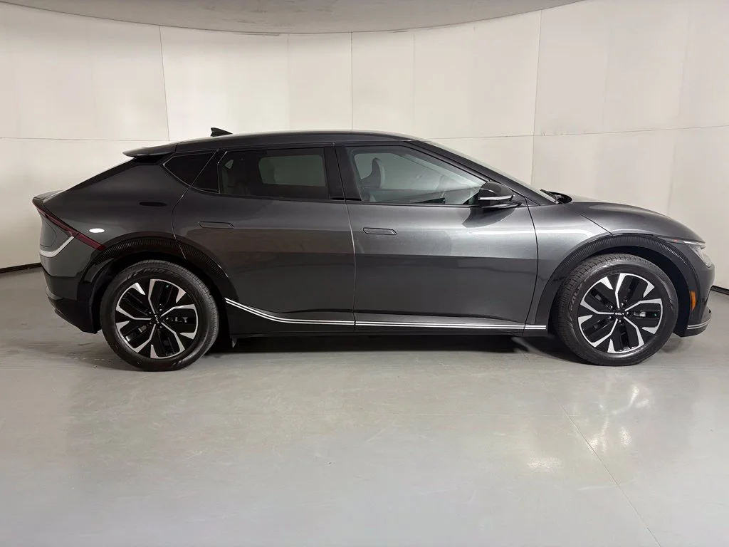 Used 2024 Gray Kia Wind image 9