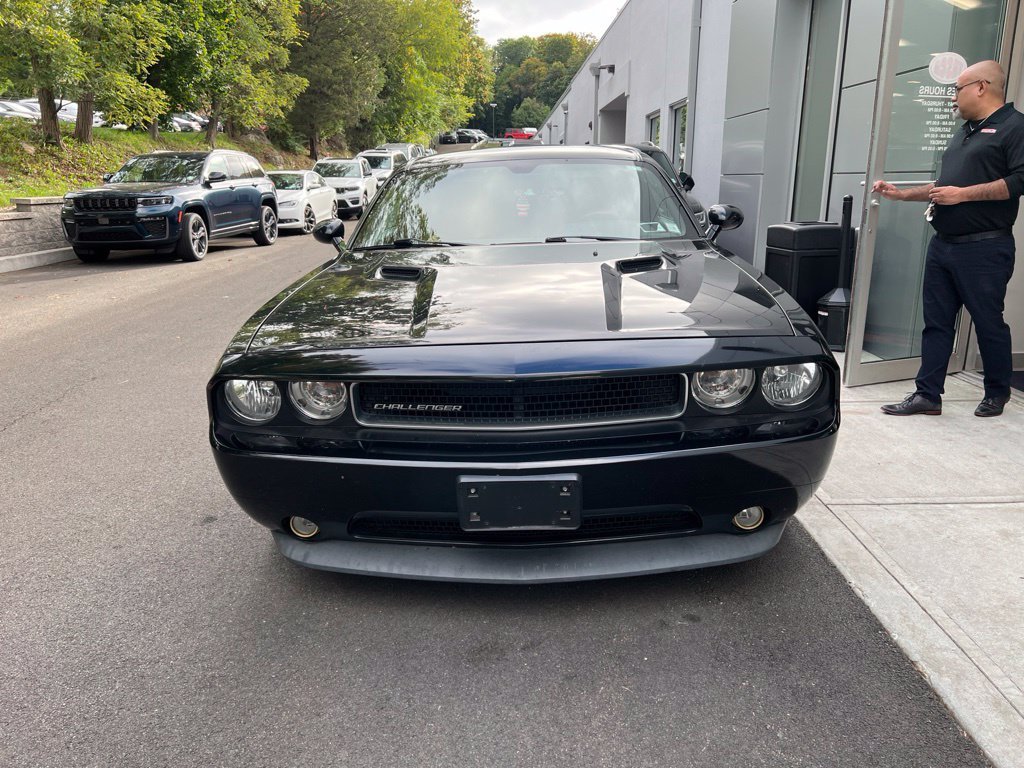 Used 2013 Black Dodge SXT image 2