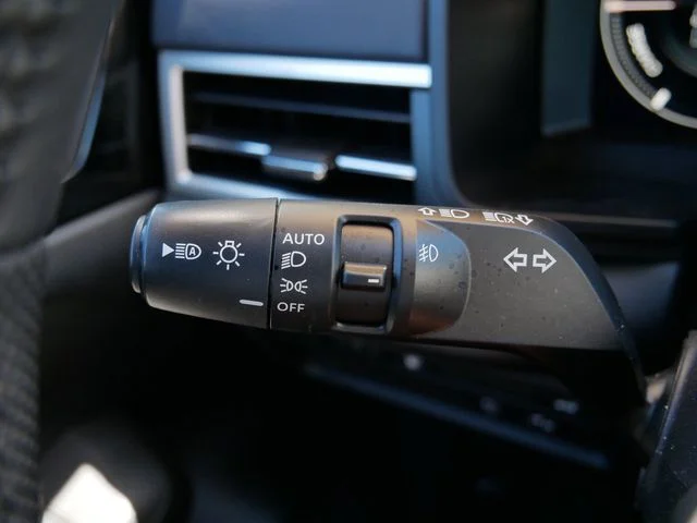 Used 2023 White Diamond/Black Roof Mitsubishi SE image 19