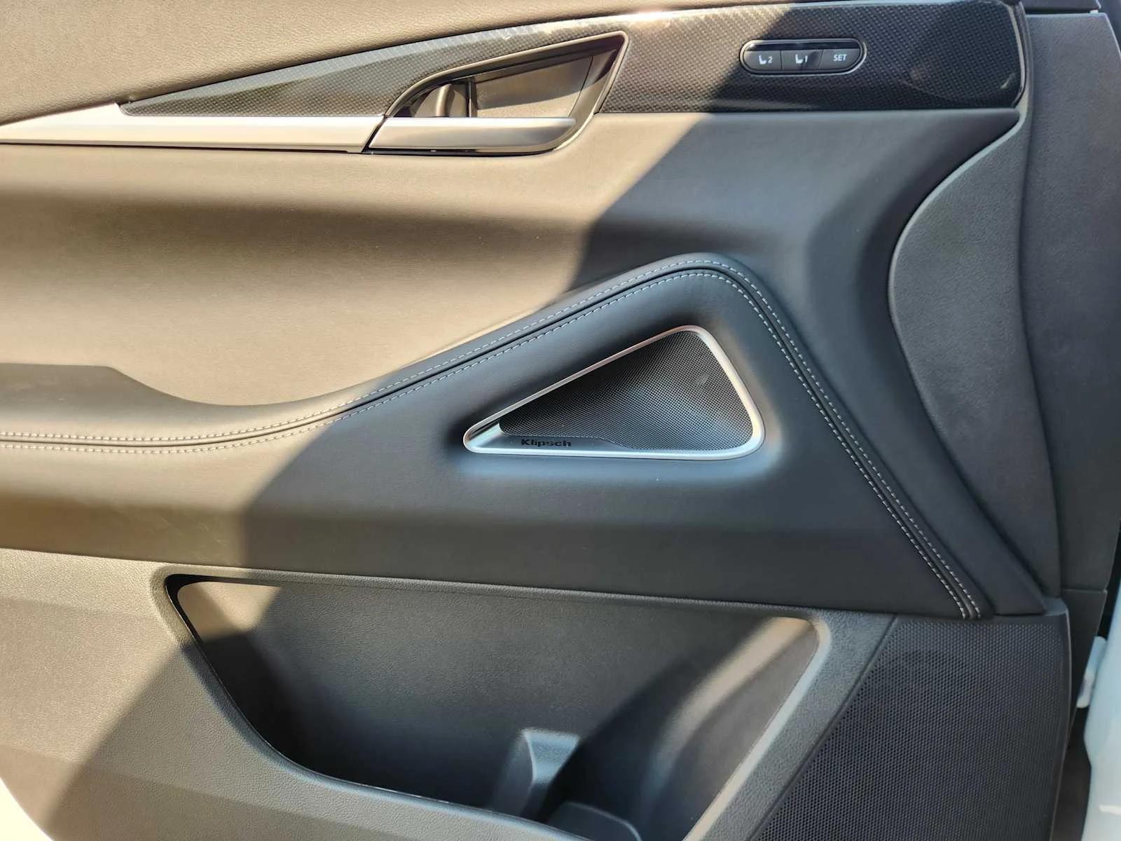 New 2027 2T RAD WHT INFINITI Sport AWD image 17