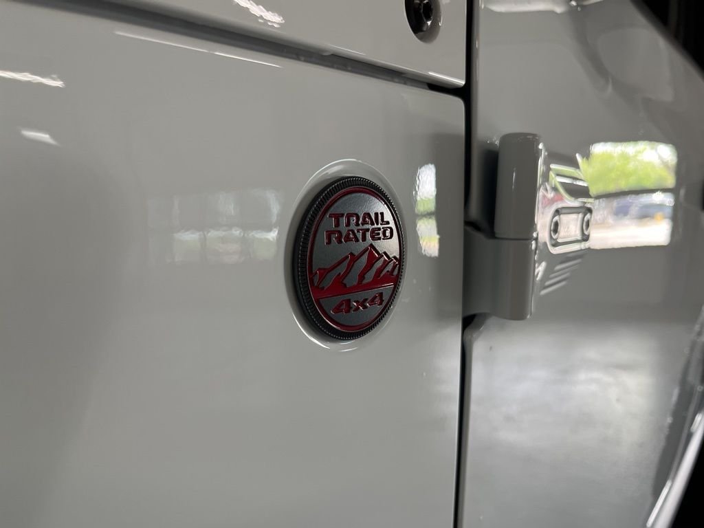 New 2026 Bright White Clear-Coat Exterior Paint Jeep Rubicon X image 13