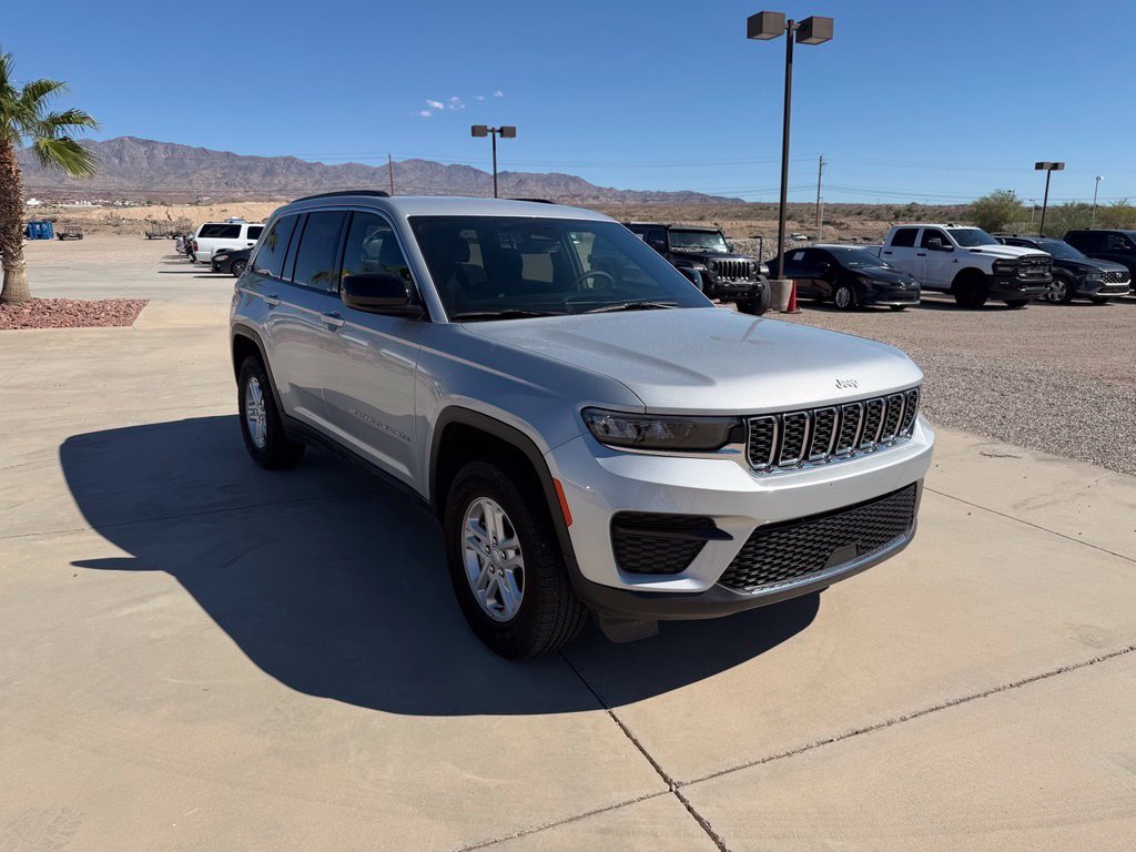 Used 2025 Silver Jeep Laredo image 2
