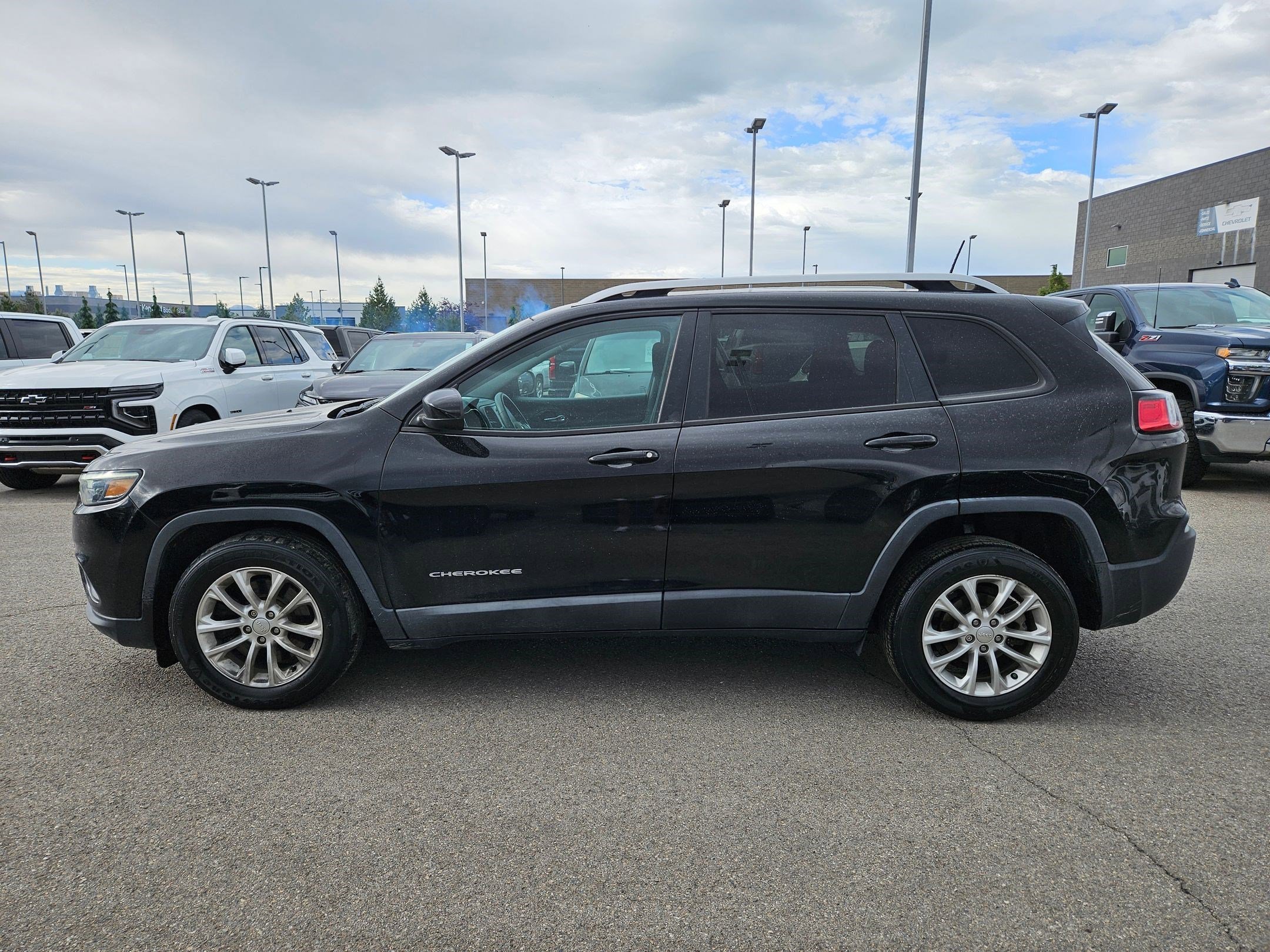 Used 2020 Diamond Black Crystal Pearlcoat Jeep Latitude image 7