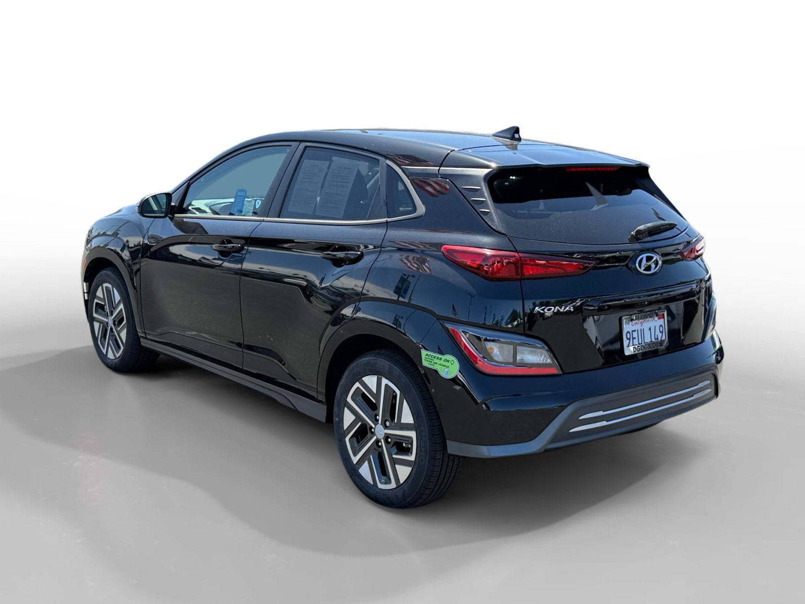 Certified Used 2023 Ultra Black Hyundai SE image 3