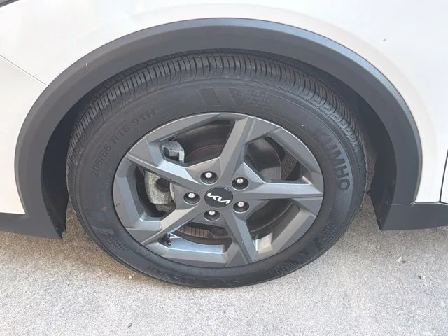 Used 2025 White Kia LXS image 13